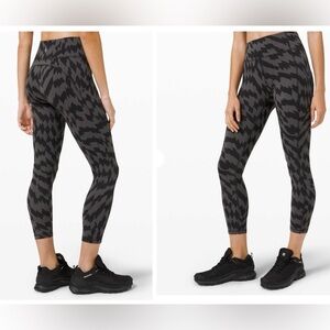 Lululemon Wunder Train high rise tights 25” inseam Voltage graphite print Size 6